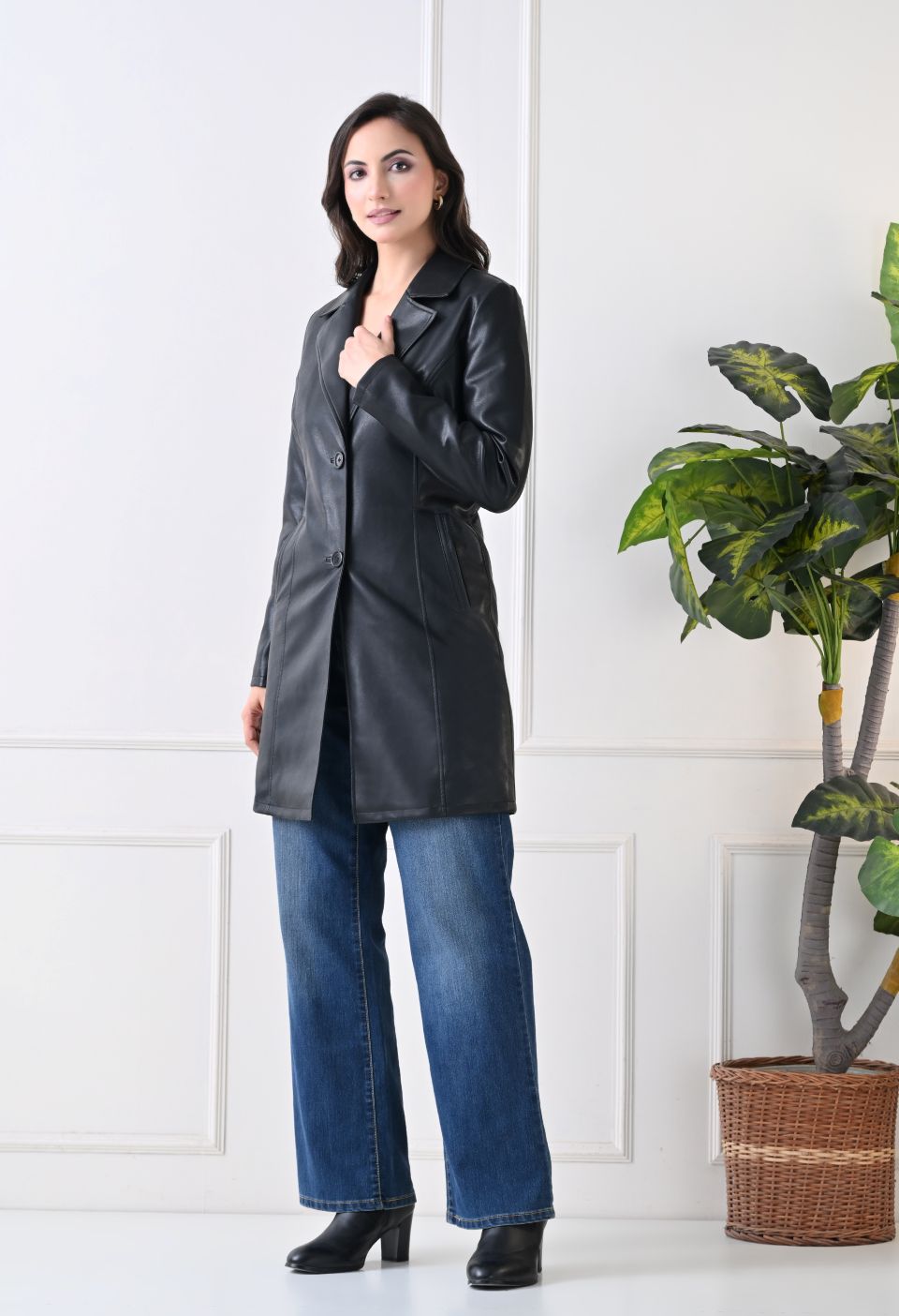 Single-Breasted Black Leather Overcoat For Women – view 3